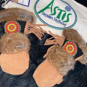 Brand New Kids Astis Mittens; Gorgeous Beadwork